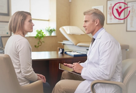 Врач проводит консультацию с пациентом